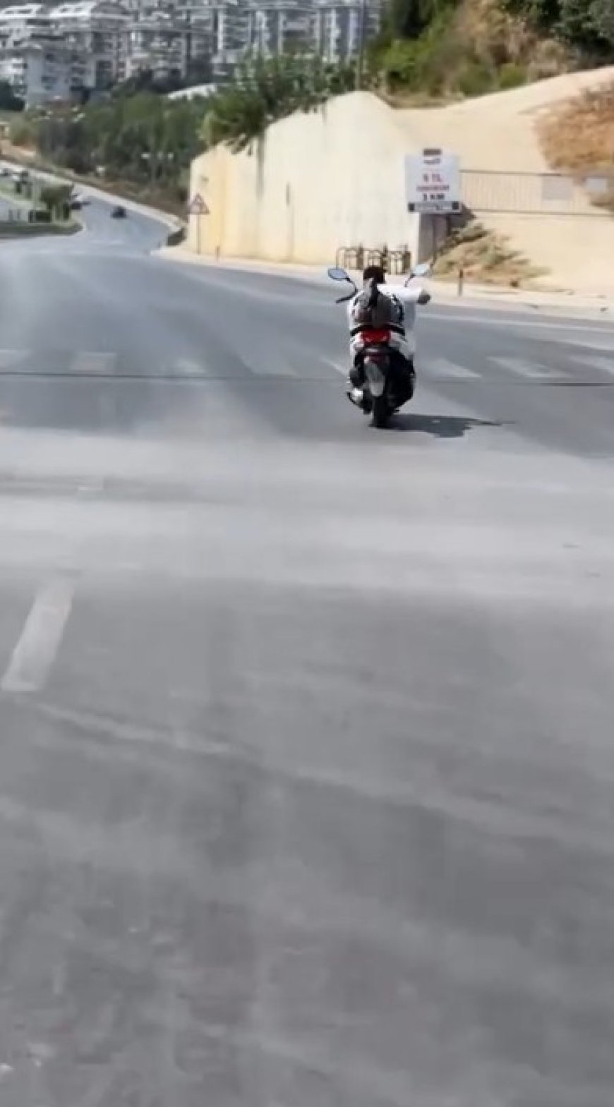 Alanya’da Motosikletlinin Tehlikeli Hareketleri Kamerada