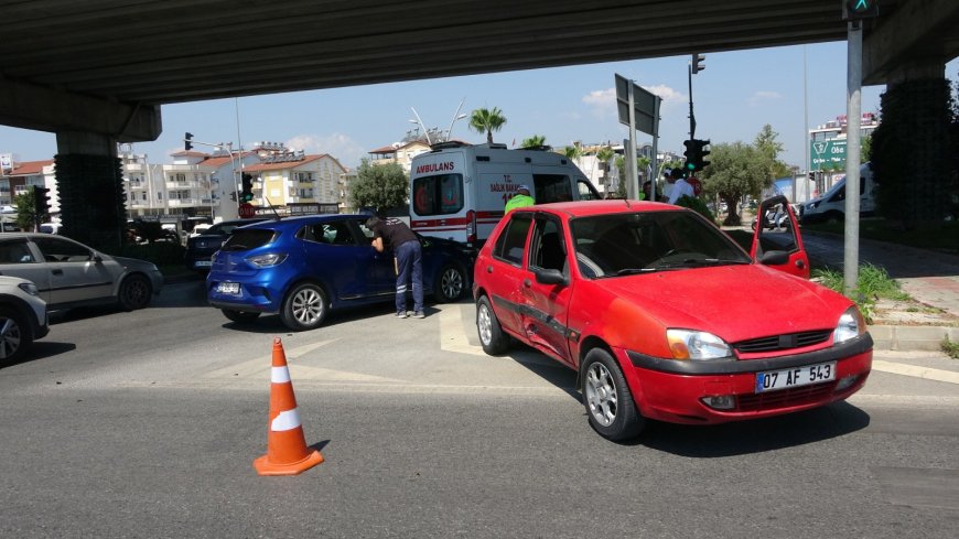 Manavgat’ta İki Otomobil Çarpıştı: 1 Yaralı