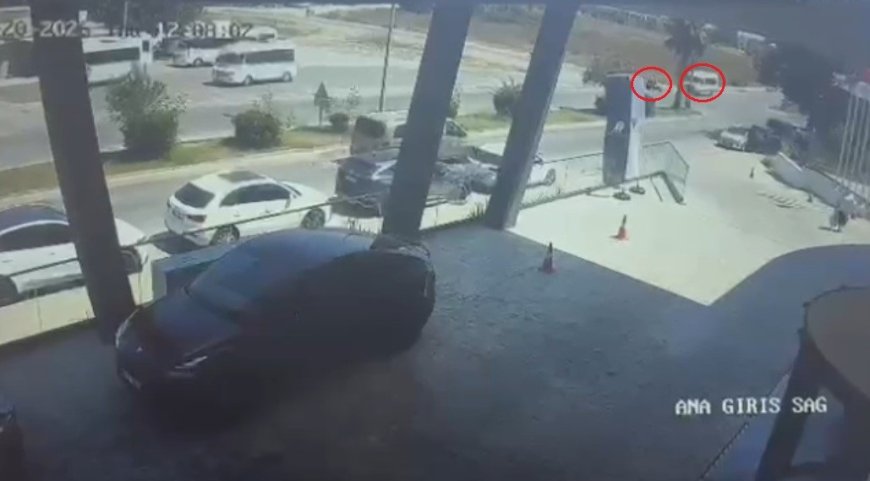 Manavgat’ta Tur Minibüsü ile Motosiklet Çarpıştı: Sürücü Ağır Yaralandı