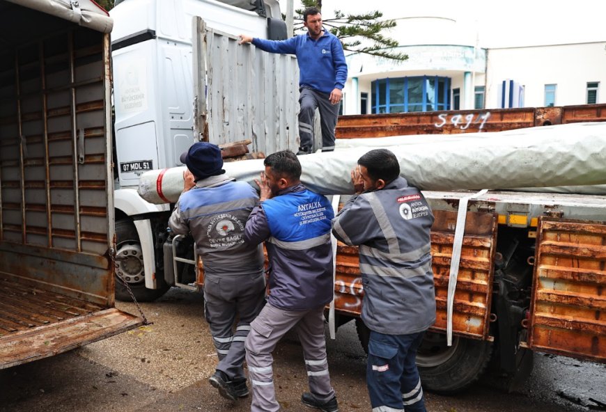 Antalya Büyükşehir Belediyesi Afetzede Üreticinin Yanında: 657 Bin Metrekare Sera Naylonu Desteği