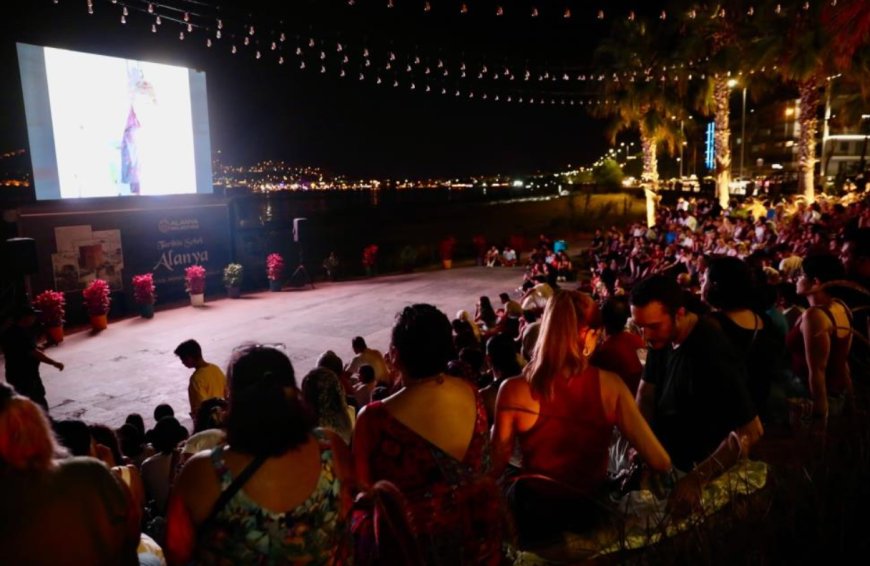 Alanya’da Nostalji Gecesi: “Neşeli Günler” Gösterimi Büyük İlgi Gördü