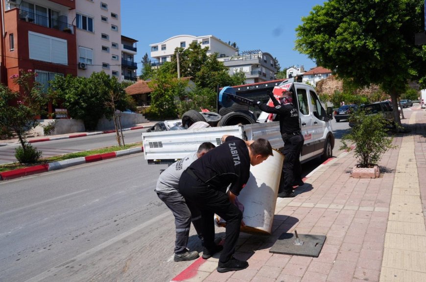 Kepez’de Kamu Alanlarını İşgal Eden Tabela ve Afişlere Denetim