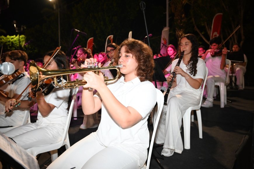 Kemer Cumhuriyet Orkestrası’ndan Yaz Konseri: Genç Yetenekler Sahne Aldı