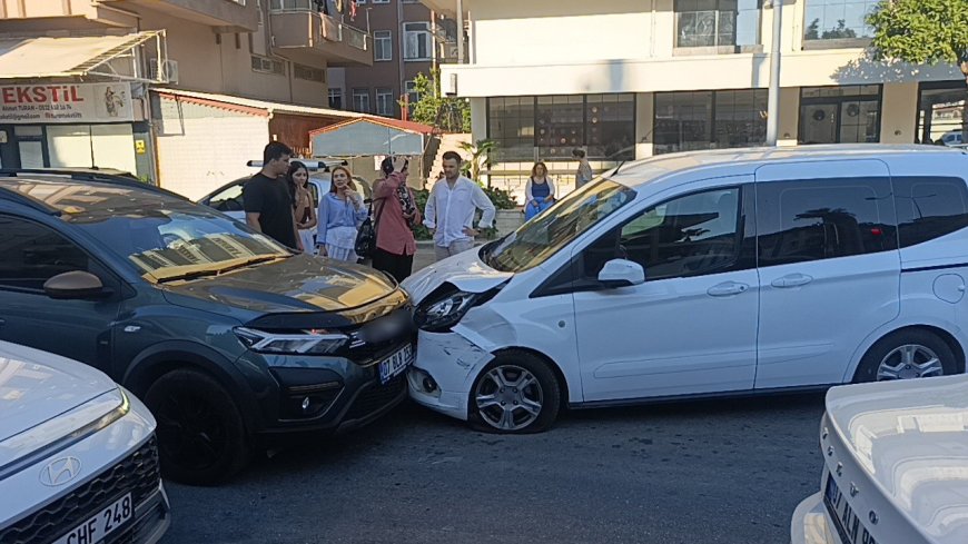 Manavgat’ta Hafif Ticari Araç Karşı Şeride Geçti: 3 Araç Hasar Gördü