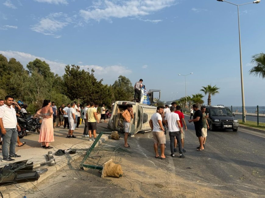 Alanya’da Hafif Ticari Araç Trafik Levhasına Çarptı: 2 Yaralı