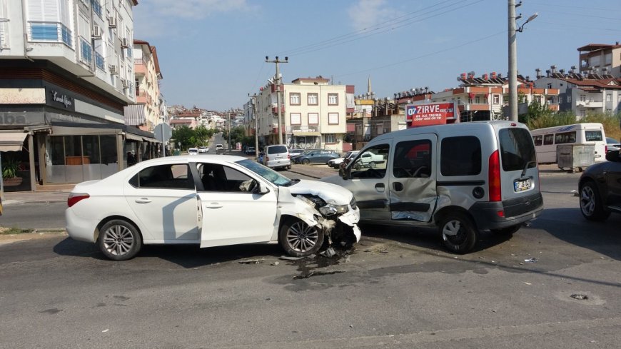 Manavgat’ta U Dönüşü Kazası Kamerada: 1 Yaralı