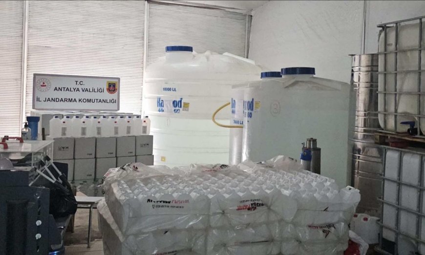 Antalya’da Sahte İçki Operasyonu: 20 Bin 700 Litre Etil Alkol Ele Geçirildi