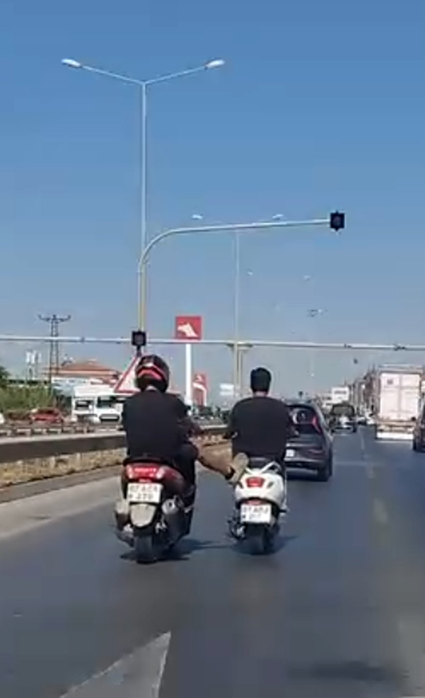 Manavgat’ta D-400’ün Ortasında Tehlikeli Motosiklet Yolculuğu Kamerada