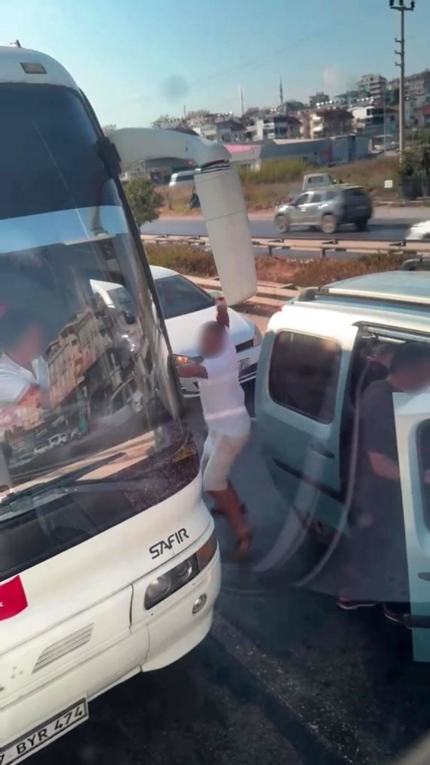 Manavgat’ta Emniyet Şeridi Tartışması Kavgaya Dönüştü: Servis Otobüsüne Saldırdılar