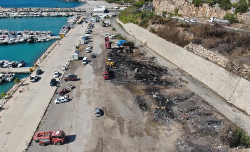 Antalya Balıkçı Barınağı’ndaki Yangının Hasarı Gün Ağarınca Ortaya Çıktı