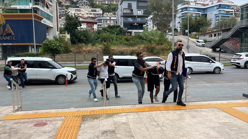 Alanya’da Maskeli ve Silahlı Soygun Girişimi: 400 Bin Lira Ele Geçirildi