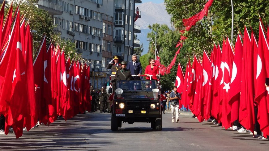 Antalya’da 30 Ağustos Coşkusu: Cumhuriyet Meydanı’nda Çelenk ve Geçit Töreni