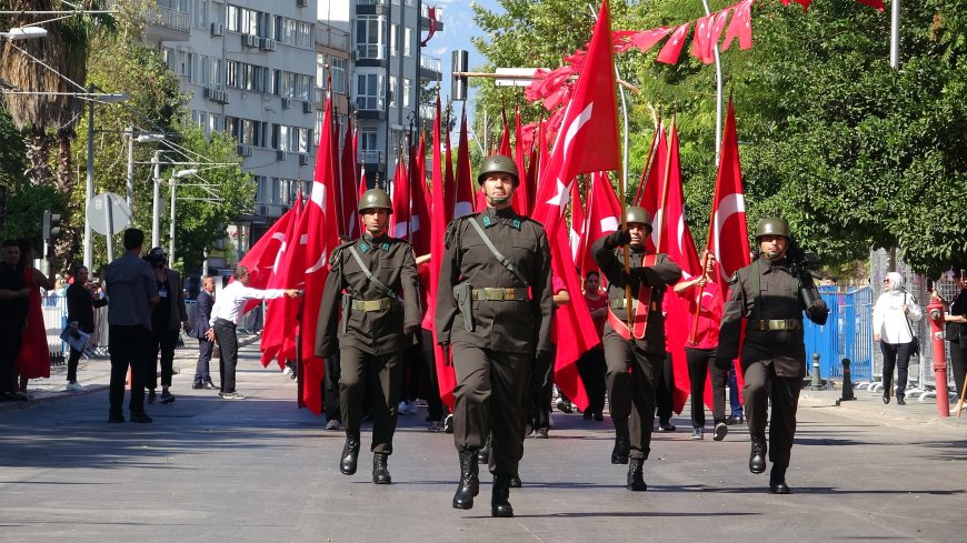 Antalya’da 30 Ağustos Coşkusu: Cumhuriyet Meydanı’nda Çelenk ve Geçit Töreni