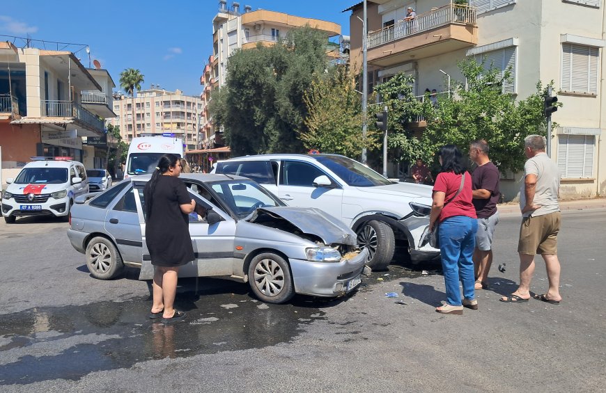 Serik’te İki Otomobil Çarpıştı: 79 Yaşındaki Yolcu Yaralandı