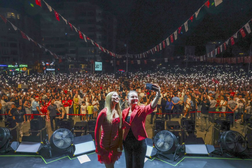 Antalya’da 30 Ağustos Coşkusu: Binlerce Kişi Derya Uluğ Konserinde Buluştu