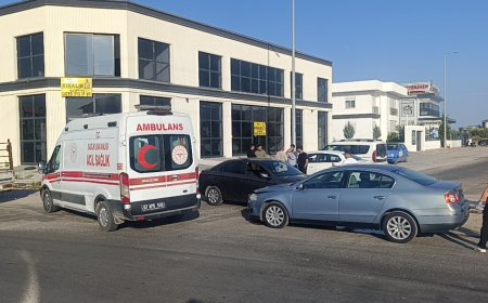 Manavgat’ta Kavşakta İki Otomobil Çarpıştı: Kaza Anı Kamerada