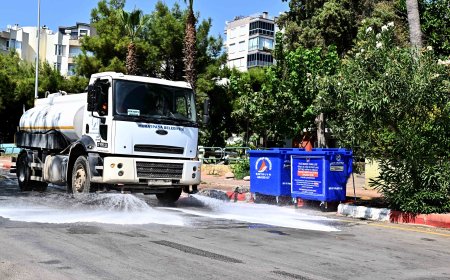 Muratpaşa’da Çöp Konteynerlerine Hijyen Mesaisi: İçten Dıştan Yıkanıp Dezenfekte Ediliyor
