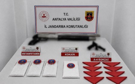Kepez’de Uyuşturucu Operasyonu: 4 Şüphelinin Evinden Kilolarca Metamfetamin ve Kokain Çıktı
