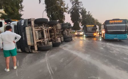 Antalya’da Kavşakta Beton Mikseri Devrildi: Sürücü Yaralandı