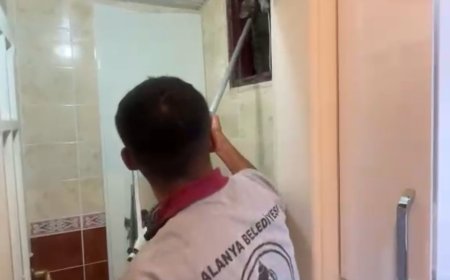 Alanya’da havalandırma boşluğuna düşen kedi ekipler tarafından kurtarıldı