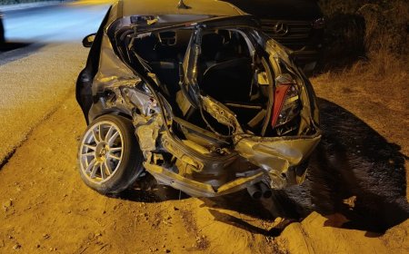 Manavgat’ta otomobil karşı şeride geçti: Tur otobüsüne çarptı, sürücü yaralandı
