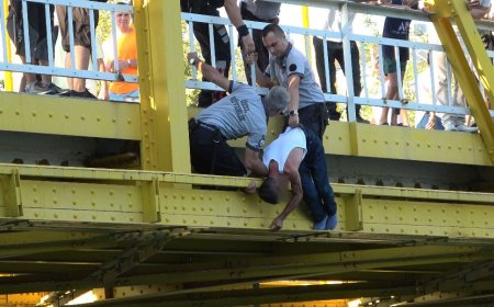 Manavgat’ta köprü korkuluklarına çıkan kişi ekipleri alarma geçirdi