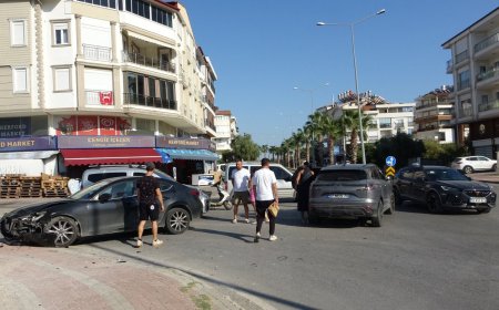Manavgat’ta 3 araçlı zincirleme kaza kamerada: Sürücüler kazayı yara almadan atlattı