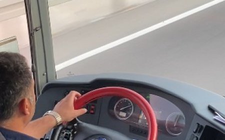Antalya Seferinde Skandal Görüntü: Otobüs Şoförü Seyir Halinde Telefonuyla Müzik Açtı