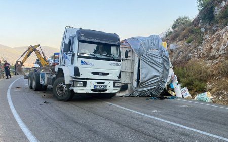 Antalya’da TIR Kazası: Dorsesi Devrildi, Yol Ulaşıma Aksadı