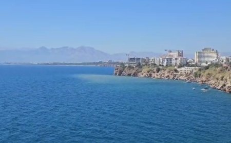 Antalya’da Falezlerde Deniz Rengi Değişti: Nedeni İçme Suyu Hattındaki Arıza Çıktı