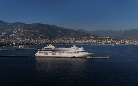 Lüks Kruvaziyer Astoria Grande Akşam Saatlerinde Alanya’ya Demirledi