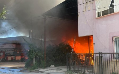 Antalya’da yangın paniği: Ev ve depo alevlere teslim oldu