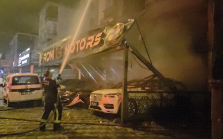 Antalya’da oto galeride yangın: 4 araç zarar gördü