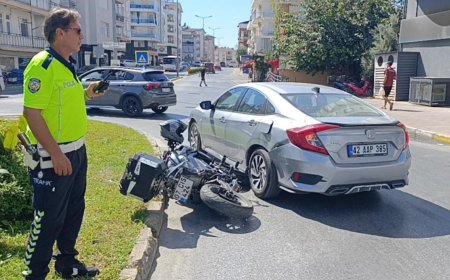 Antalya’da motosiklet otomobile çarptı, sürücü yaralandı