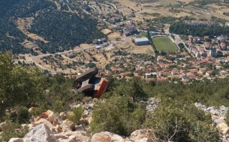 Antalya’da iş makinesi 60 metrelik uçuruma yuvarlandı