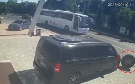 Serik’te kamyonun kopan tekerleği reklam tabelasına çarptı