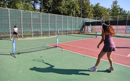 Antalya’da Ücretsiz Tenis Kursları Büyük İlgi Görüyor