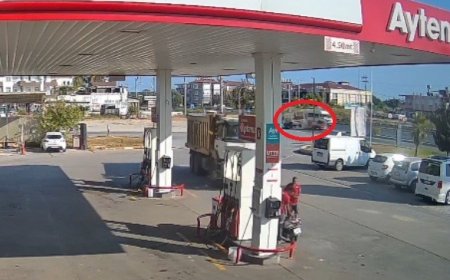 Manavgat’ta otomobil ve kamyonet çarpıştı: Araç hurdaya döndü, yaralanan olmadı