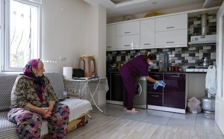 Antalya Büyükşehir Belediyesi evde bakım hizmetini sürdürüyor