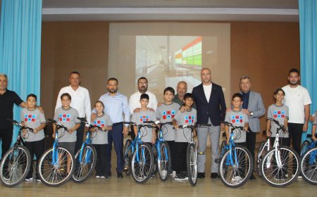 Kumluca’da başarılı öğrencilere bisikletleri törenle verildi