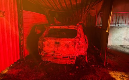 Serik’te garajdaki otomobil yandı, alevler 3 katlı binaya sıçradı