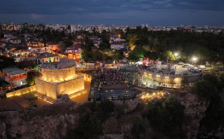 Hıdırlık Kulesi’nde gün batımı ve müzik keyfi