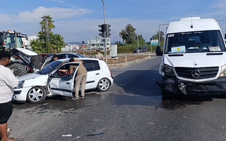 Manavgat’ta tur minibüsü ile otomobil çarpıştı: 2 yaralı