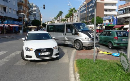 Manavgat’ta kamyonet otomobille çarpıştı: Trafik levhasına çarparak durabildi