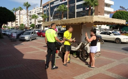 Manavgat’ta motosiklet kaldırıma çıktı: Turist çift kazayı ucuz atlattı