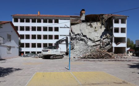 Korkuteli Lisesi’nin eski binasında yıkım başladı