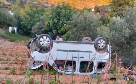 Gazipaşa’da hafif ticari araç tarlaya uçtu: 2 yaralı
