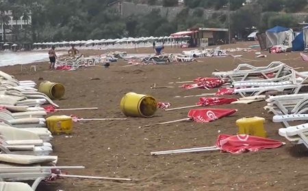 Alanya’da fırtına plajı dağıttı: Şezlong ve şemsiyeler metrelerce sürüklendi