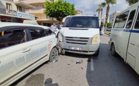 Manavgat’ta direksiyon eğitimi sırasında kaza: Panik yapan kursiyer fren yapınca kamyonet çarptı