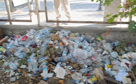 Manavgat’ta boş arazi çöplüğe döndü: Hem otopark hem çöp alanı olarak kullanılıyor